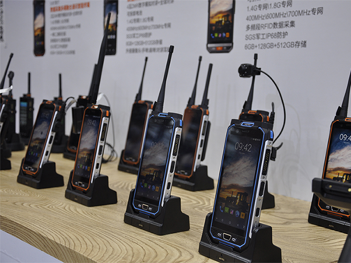 遨游首款 5G智能三防手机 5G防爆手机 5G对讲机 亮相深圳物联网展